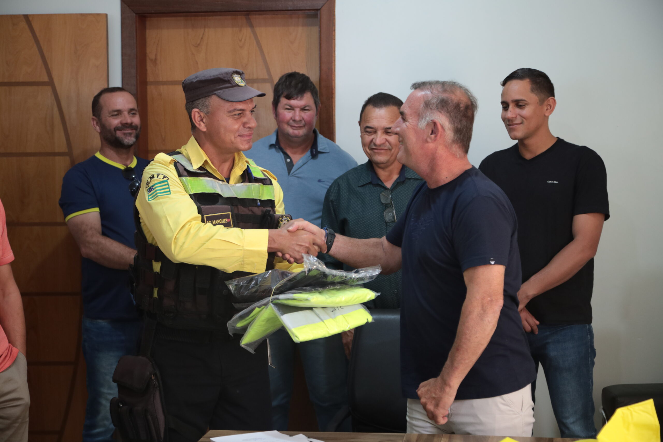 Equipamentos para Agentes de Trânsito são entregues em Santo Antônio do Descoberto
