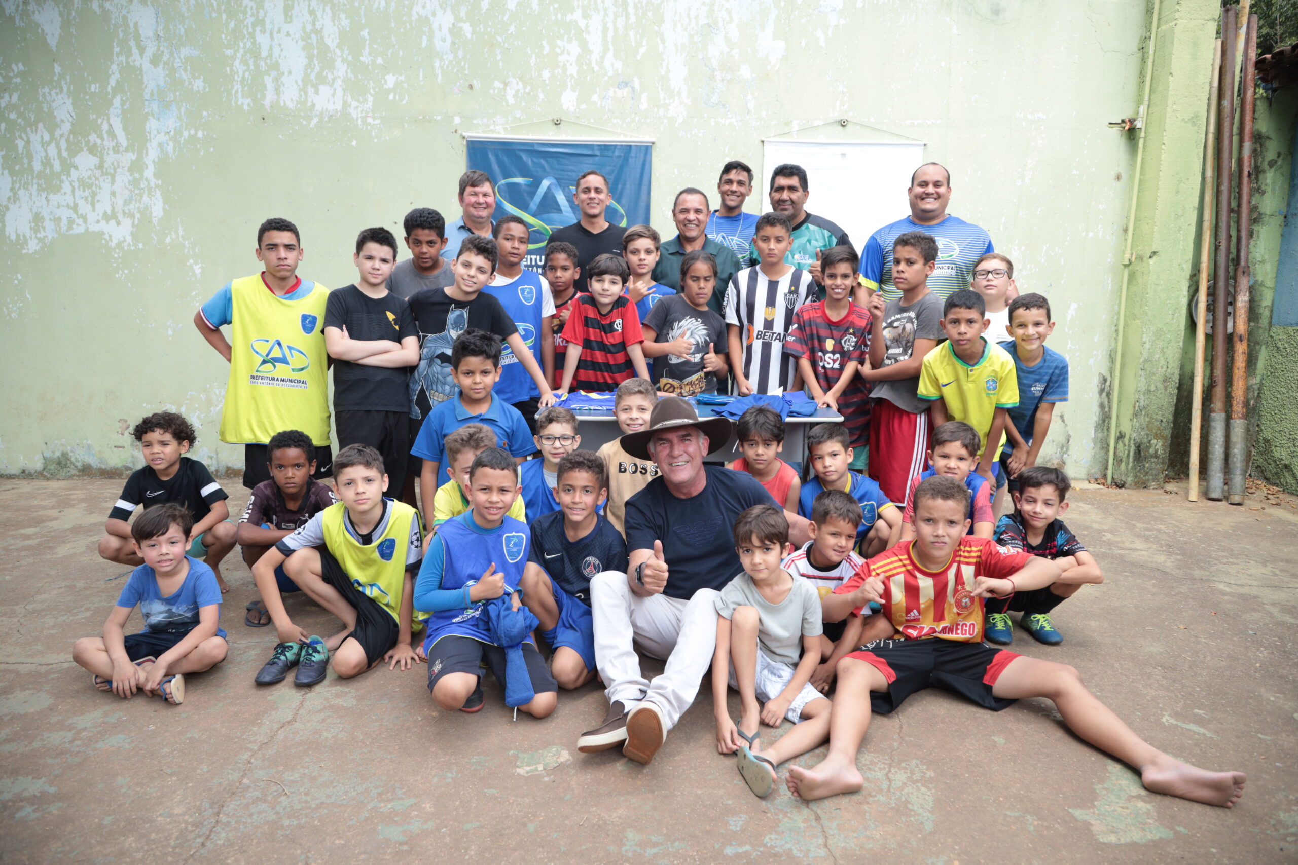 Escolinha de Futebol recebe uniformes em Santo Antônio do Descoberto