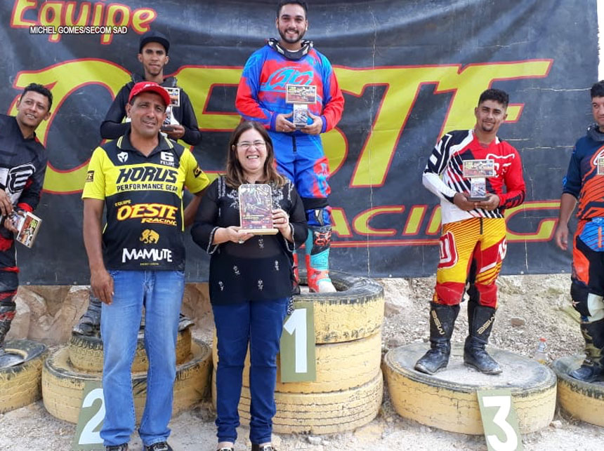 Prefeito de Santo Antônio do Descoberto é homenageado em campeonato de Velocross